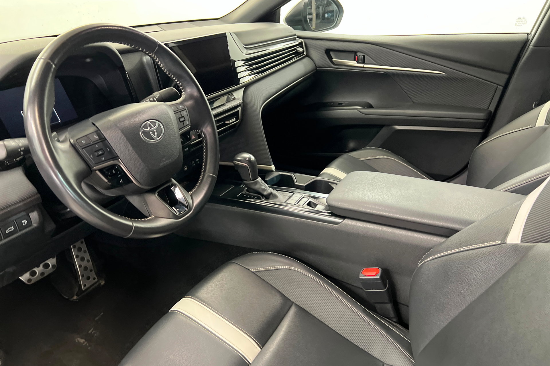 Used 2025 Toyota Camry SE FWD image 16