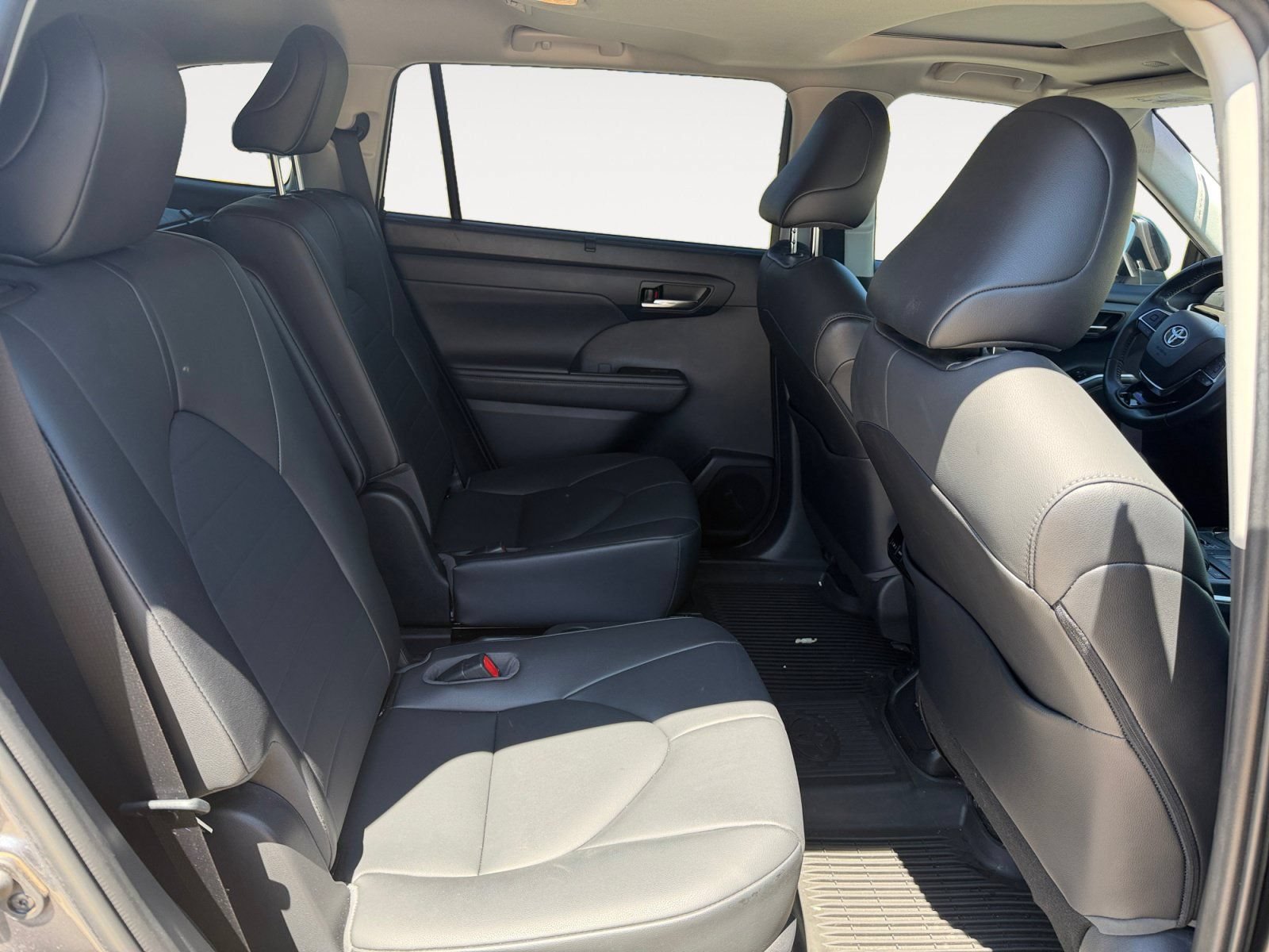 Used 2020 Toyota Highlander XLE AWD/4WD image 13