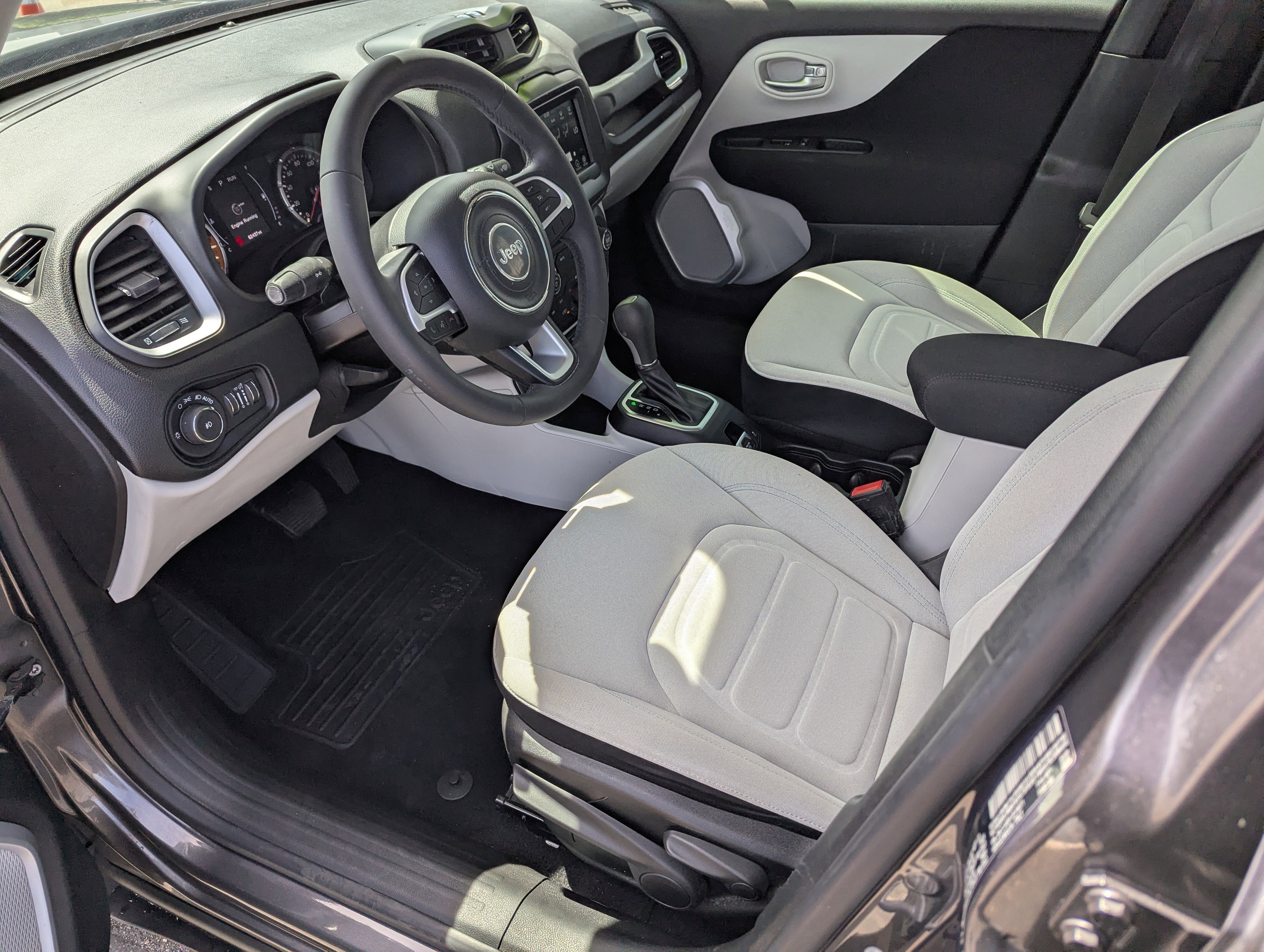 Used 2018 Jeep Renegade Latitude FWD image 9