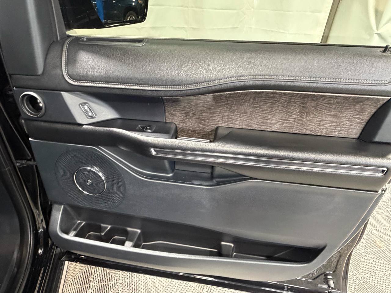 Used 2018 Ford Expedition Limited AWD/4WD image 14