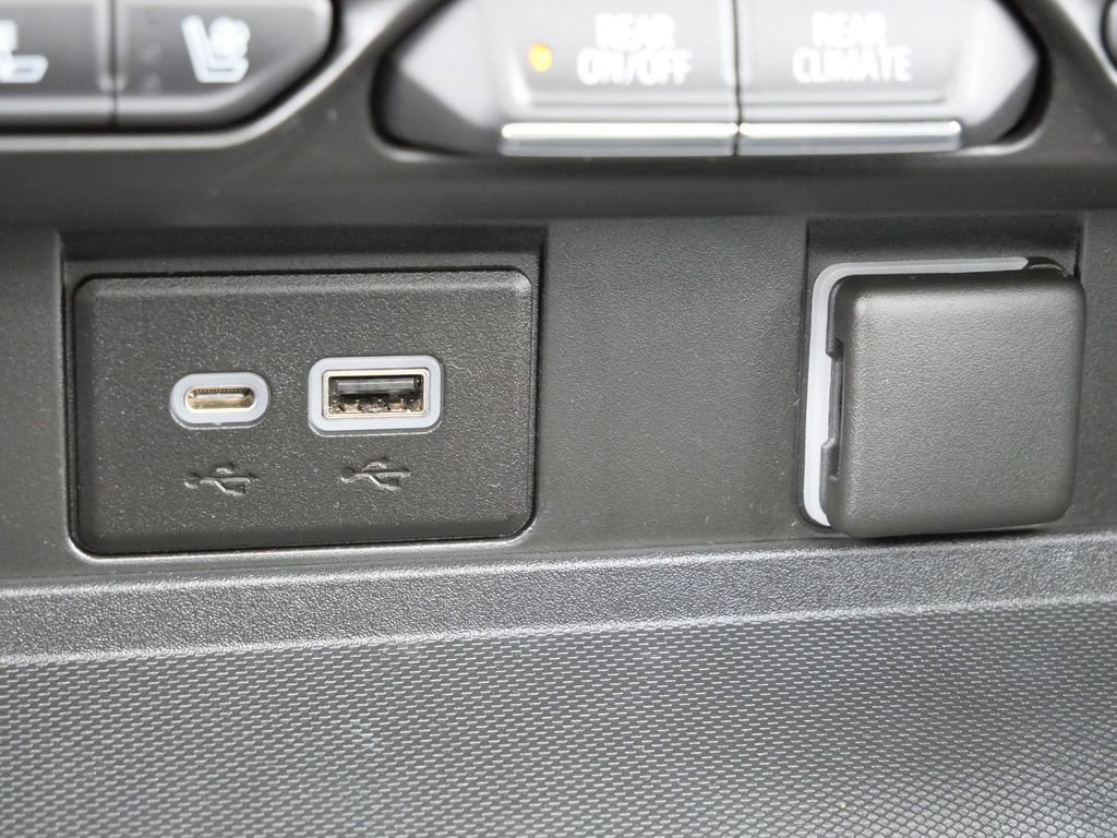 Used 2022 GMC Yukon SLT w/ SLT Premium Package image 25