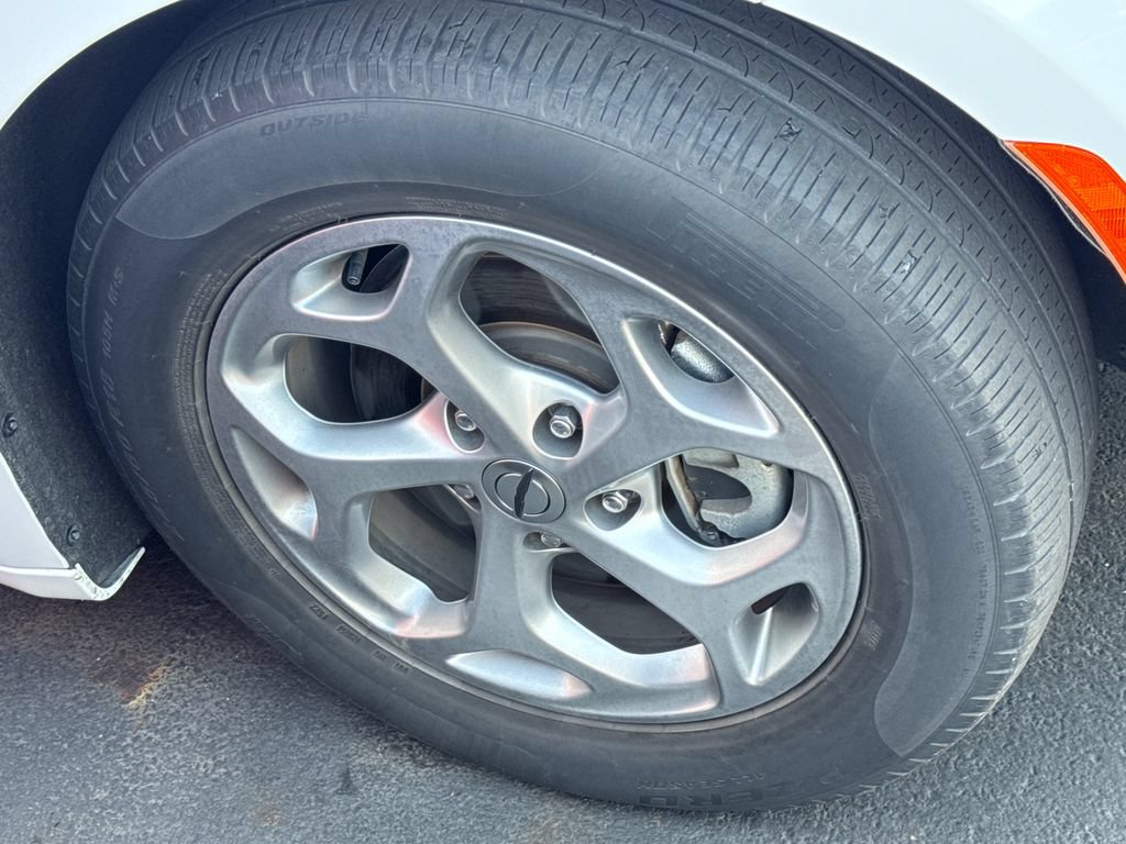 Used 2023 Chrysler Pacifica Limited w/ Uconnect Theater Family Group FWD image 9