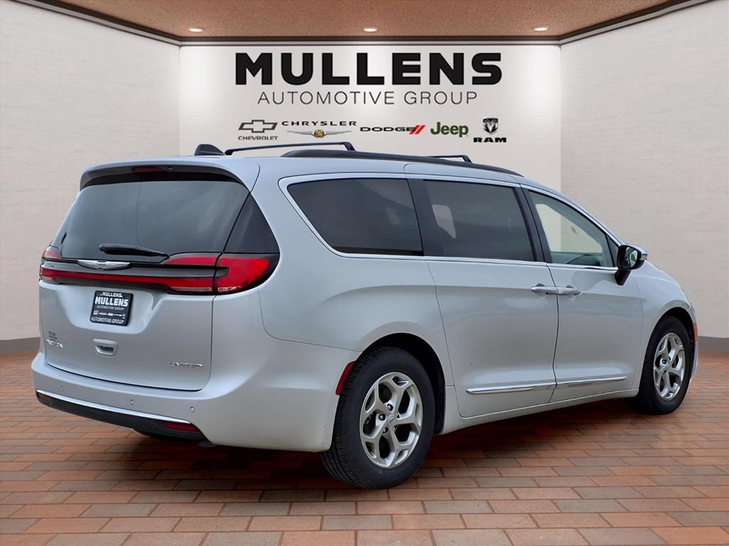 Used 2023 Chrysler Pacifica Limited FWD image 5