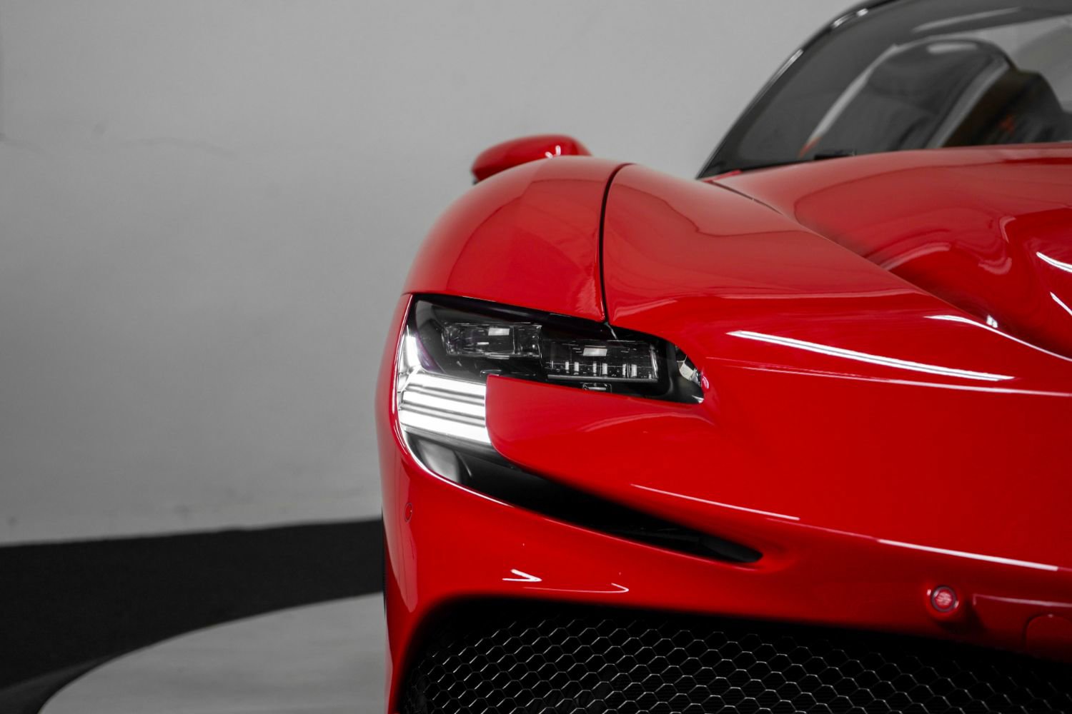 Used 2022 Ferrari SF90 Spider image 14