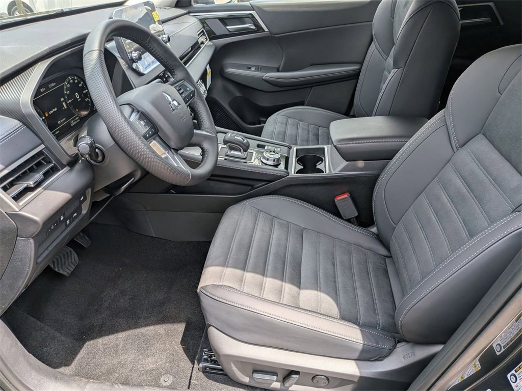 New 2025 Mitsubishi Outlander SE image 12