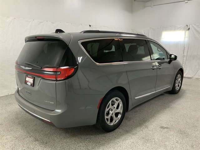 Used 2023 Chrysler Pacifica Limited image 6