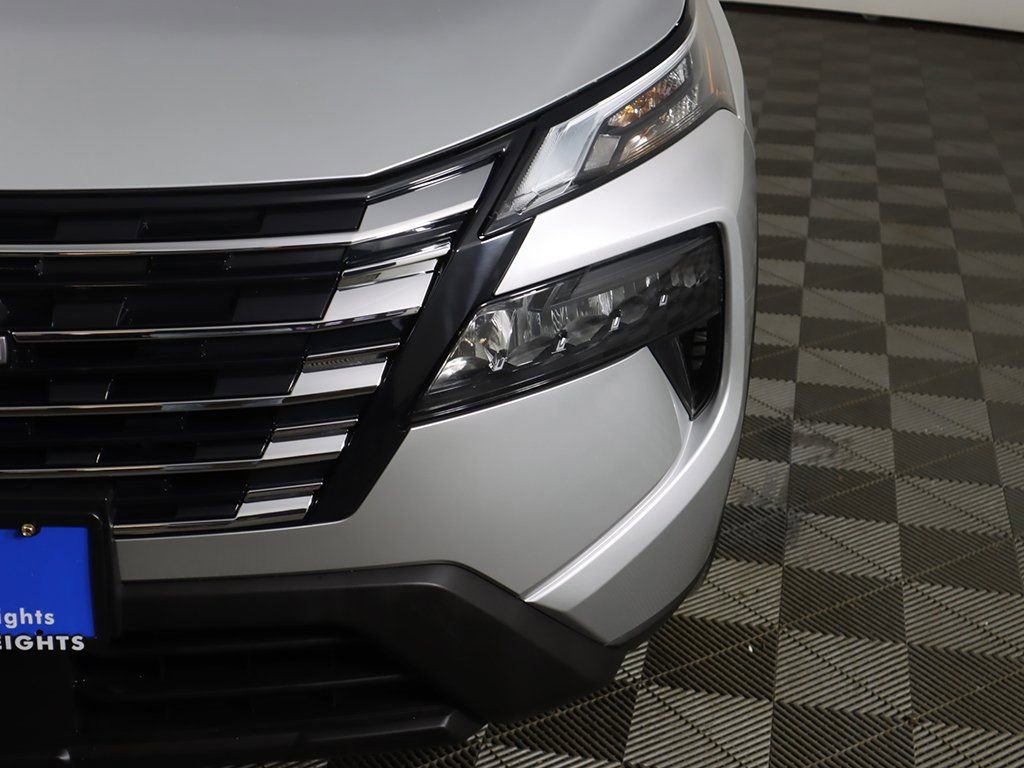 Used 2024 Nissan Rogue SV AWD/4WD image 12