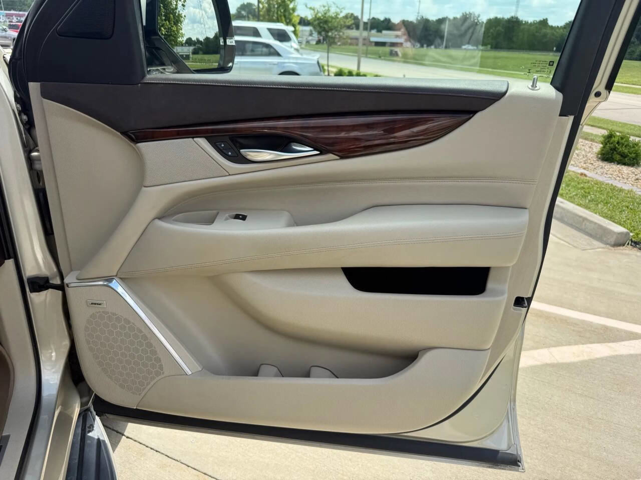 Used 2015 Cadillac Escalade Luxury AWD/4WD image 21