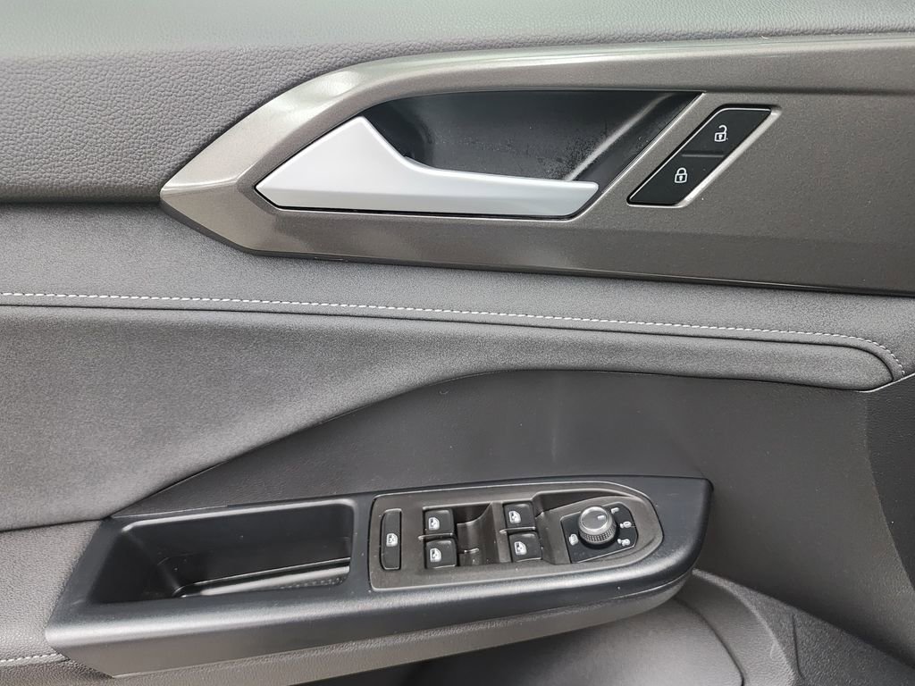 Used 2025 Volkswagen Taos SE image 10