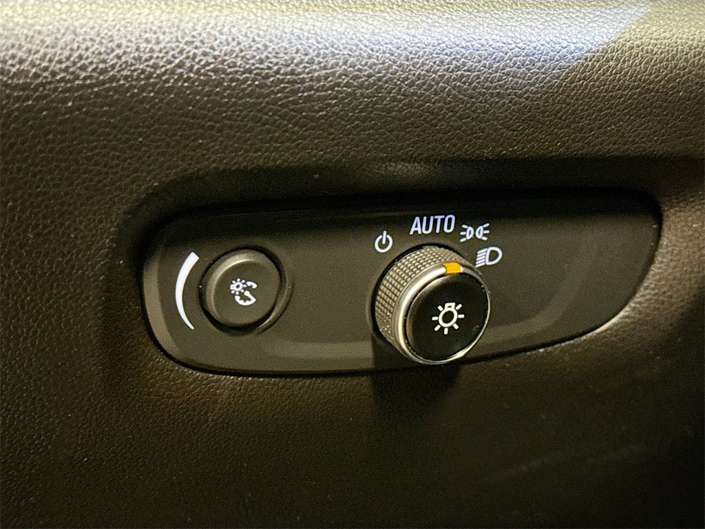 Used 2021 Chevrolet Traverse LS image 9
