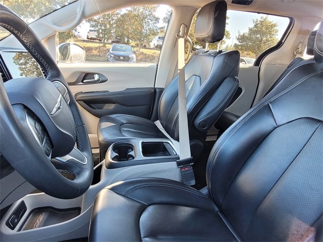 Used 2023 Chrysler Pacifica Touring-L image 8