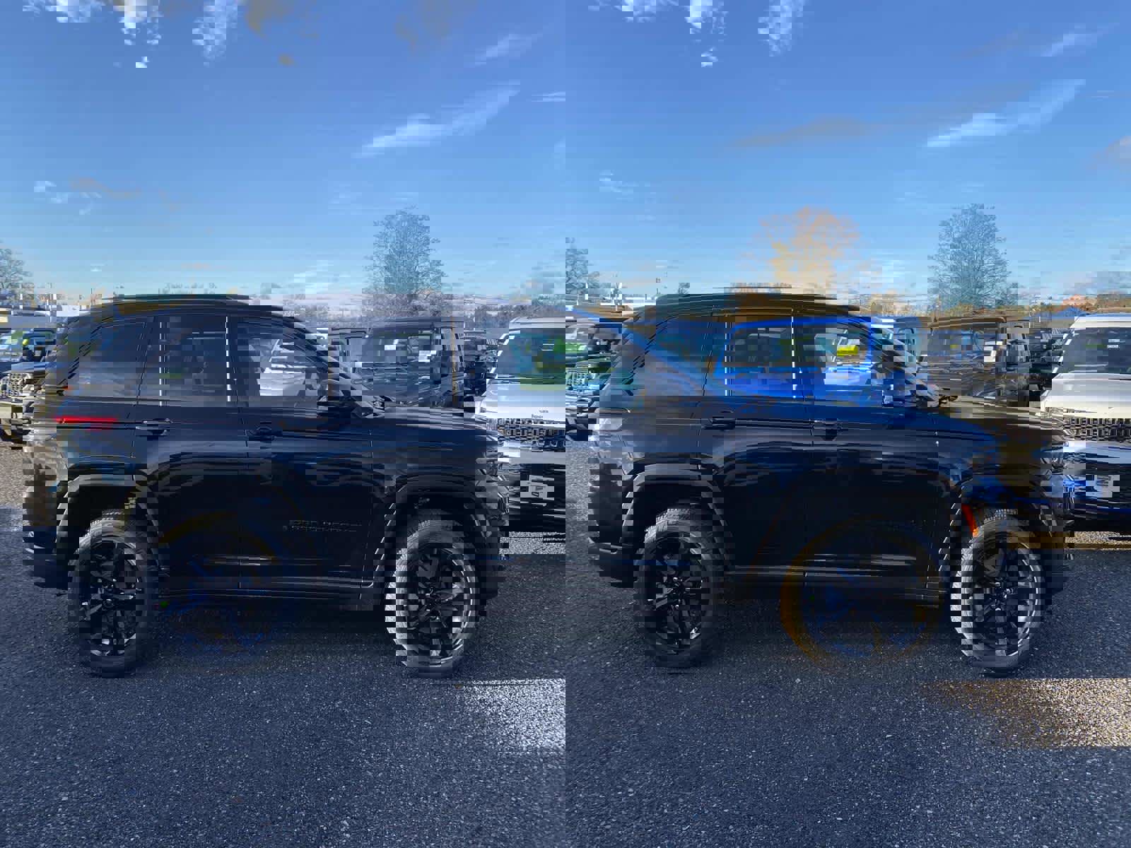 New 2025 Jeep Grand Cherokee Laredo image 2