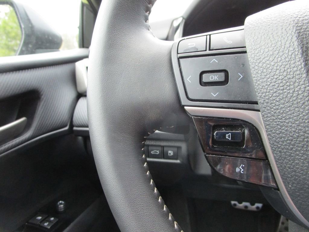 Used 2025 Toyota Camry SE image 27