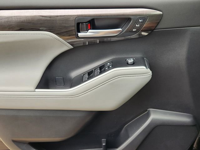 New 2026 Toyota Highlander Platinum AWD/4WD image 16