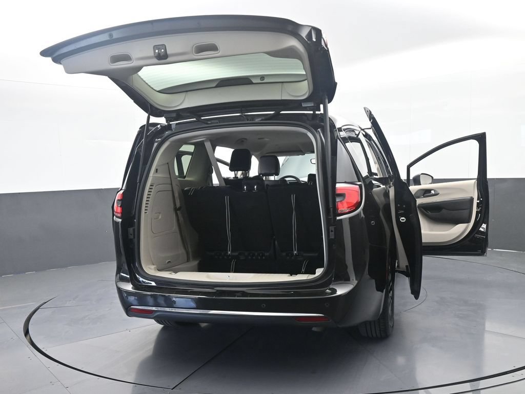 Used 2023 Chrysler Pacifica Touring-L FWD image 79