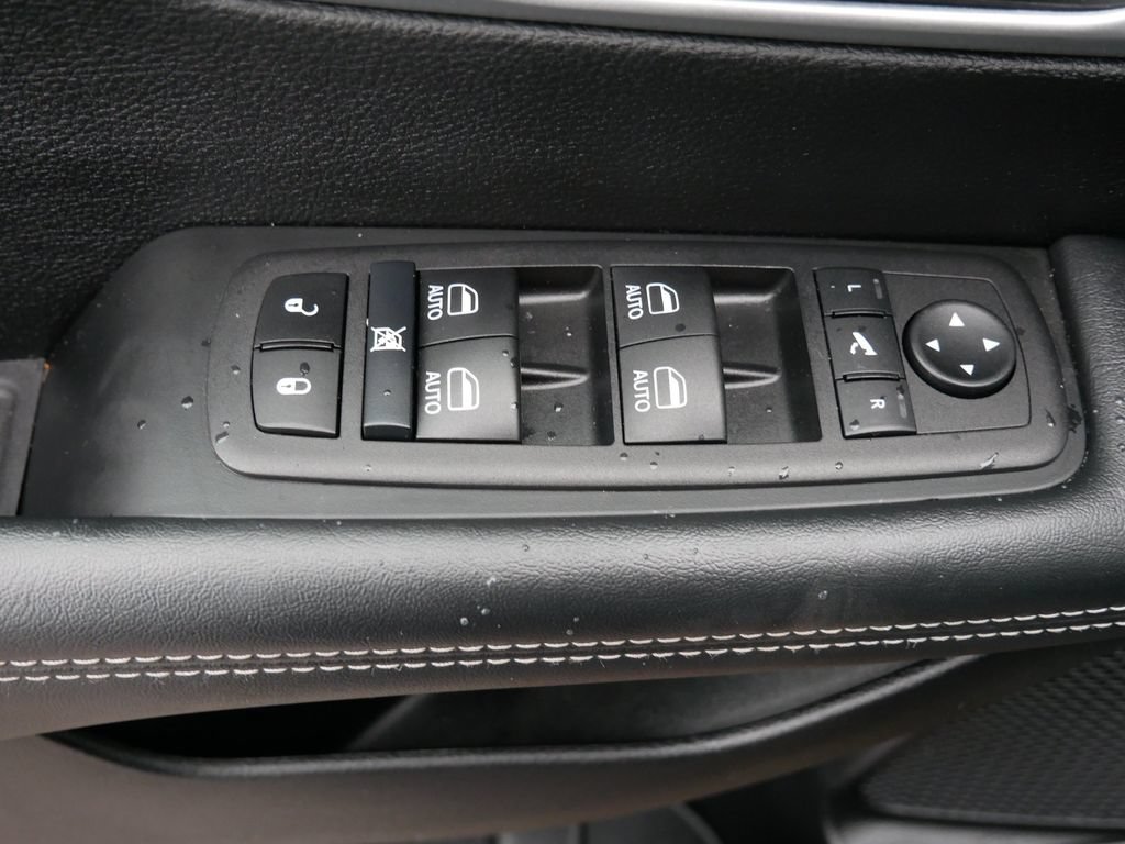 Used 2025 Chrysler Pacifica Limited FWD image 18