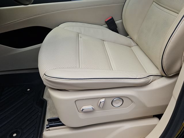 Used 2021 Cadillac Escalade Premium Luxury w/ Performance Package AWD/4WD image 28