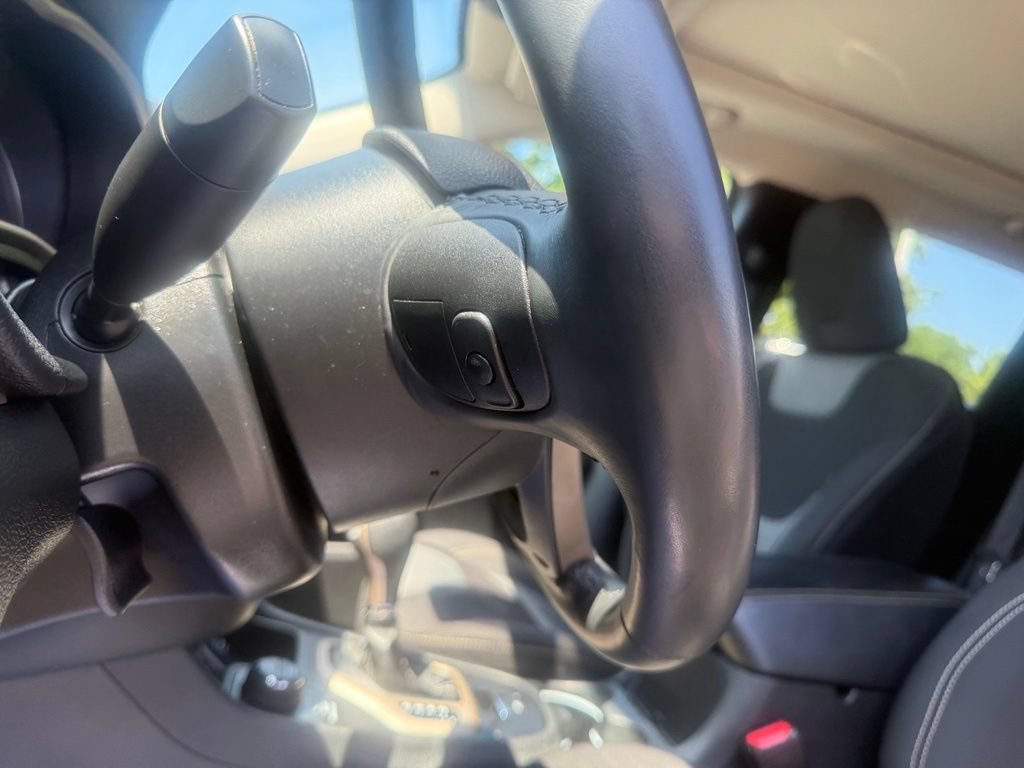Used 2014 Jeep Cherokee Latitude w/ Comfort/Convenience Group AWD/4WD image 19