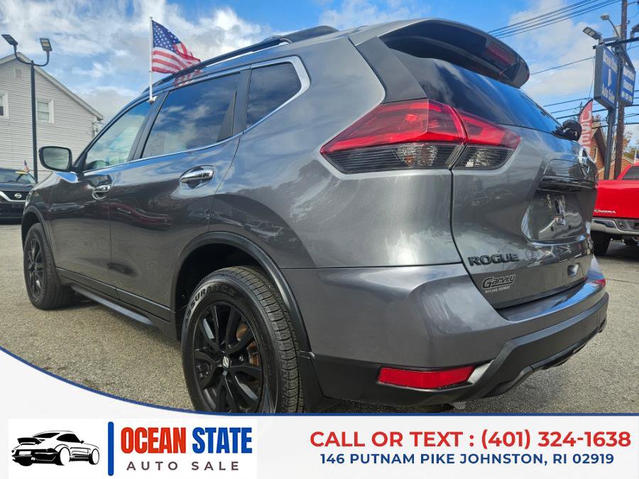 Used 2018 Nissan Rogue SV image 3