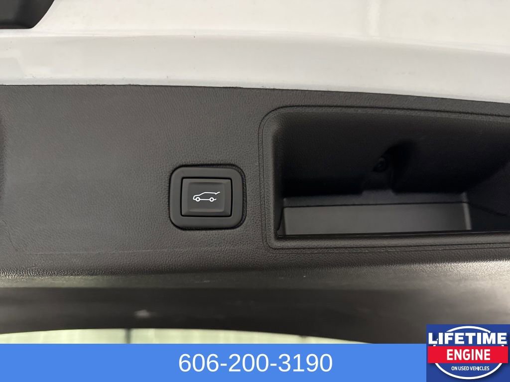 Used 2024 GMC Terrain SLT image 11