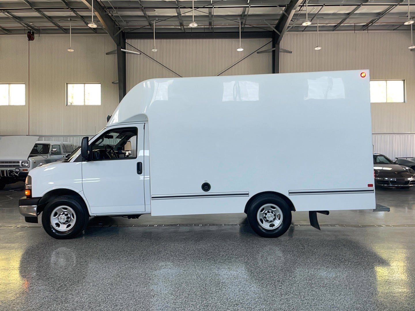 Used 2022 Chevrolet Express 3500 w/ Power Convenience Package RWD image 4