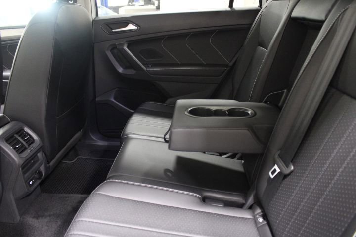 Used 2024 Volkswagen Tiguan Wolfsburg Edition image 40