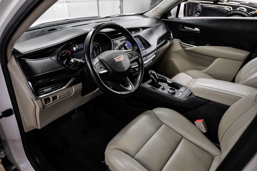 Used 2021 Cadillac XT4 Premium Luxury image 3