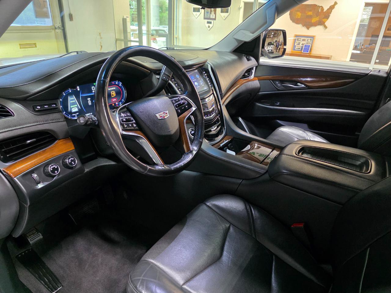 Used 2020 Cadillac Escalade ESV Luxury AWD/4WD image 16