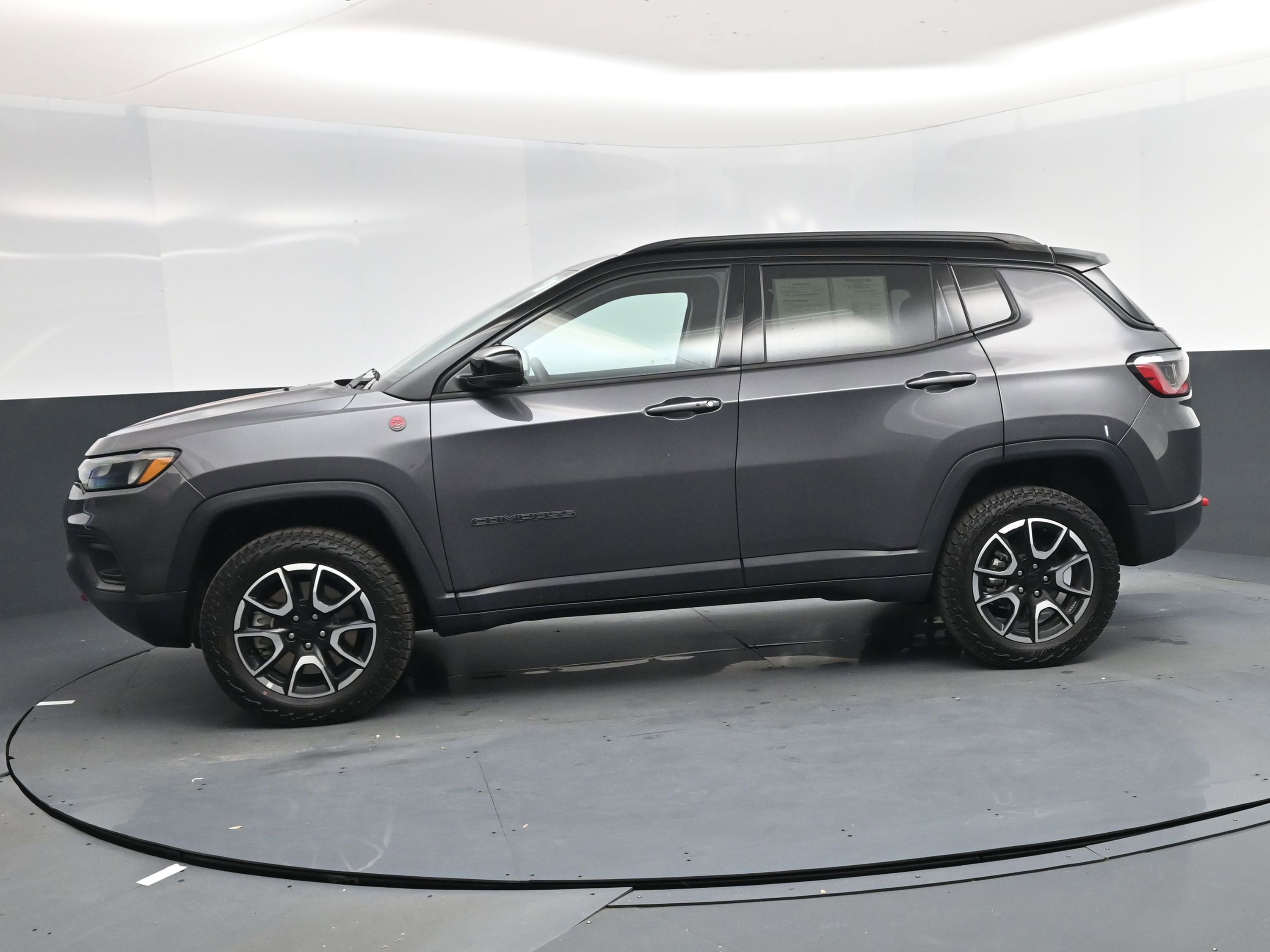 Used 2024 Jeep Compass Trailhawk image 3