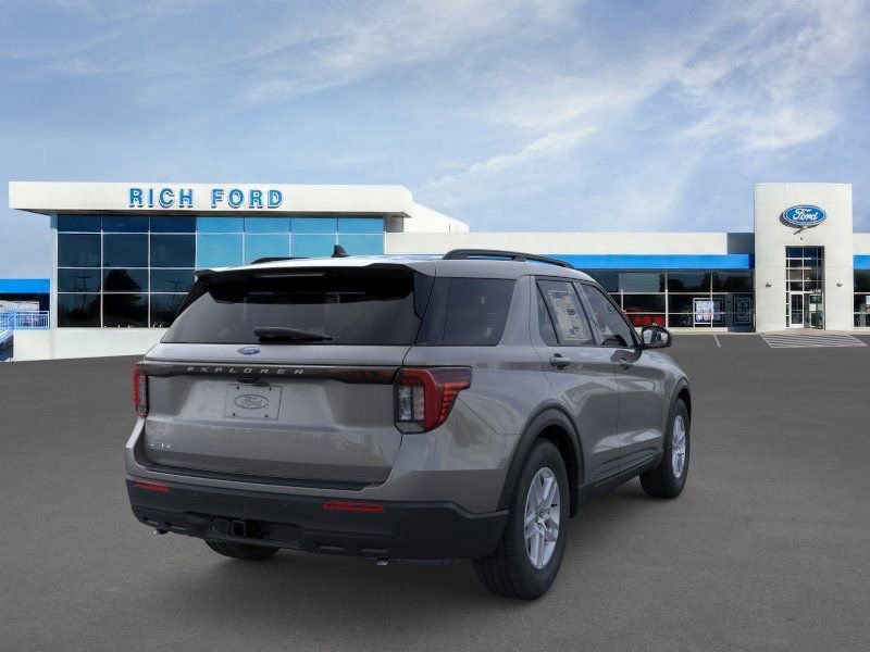 New 2026 Ford Explorer Active RWD image 8