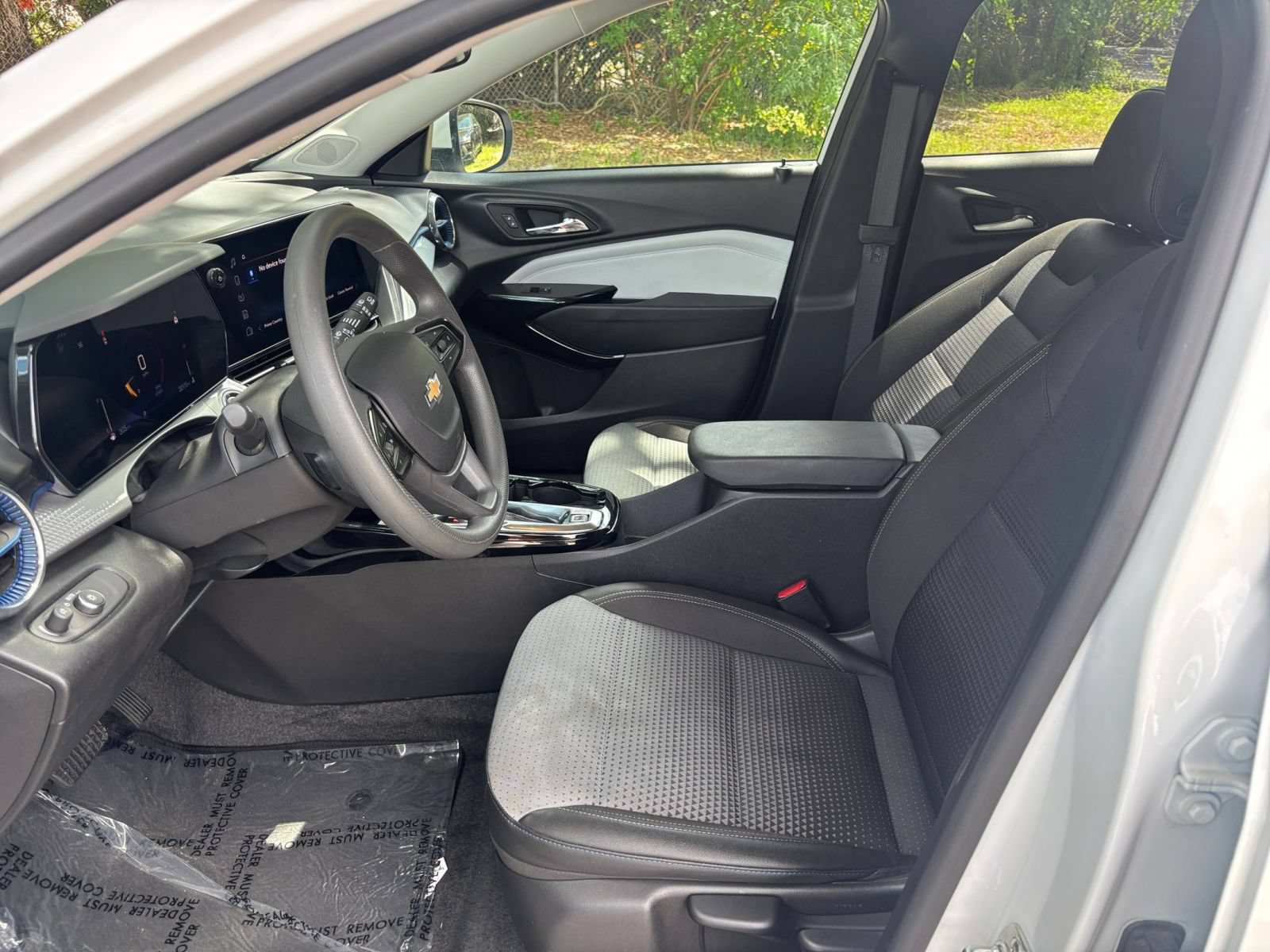 Used 2025 Chevrolet Trax LT FWD image 25