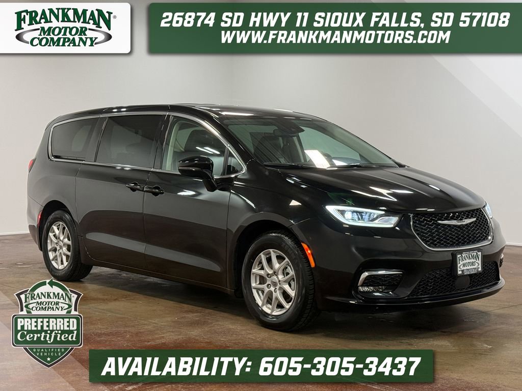 Used 2024 Chrysler Pacifica Touring-L FWD image 1