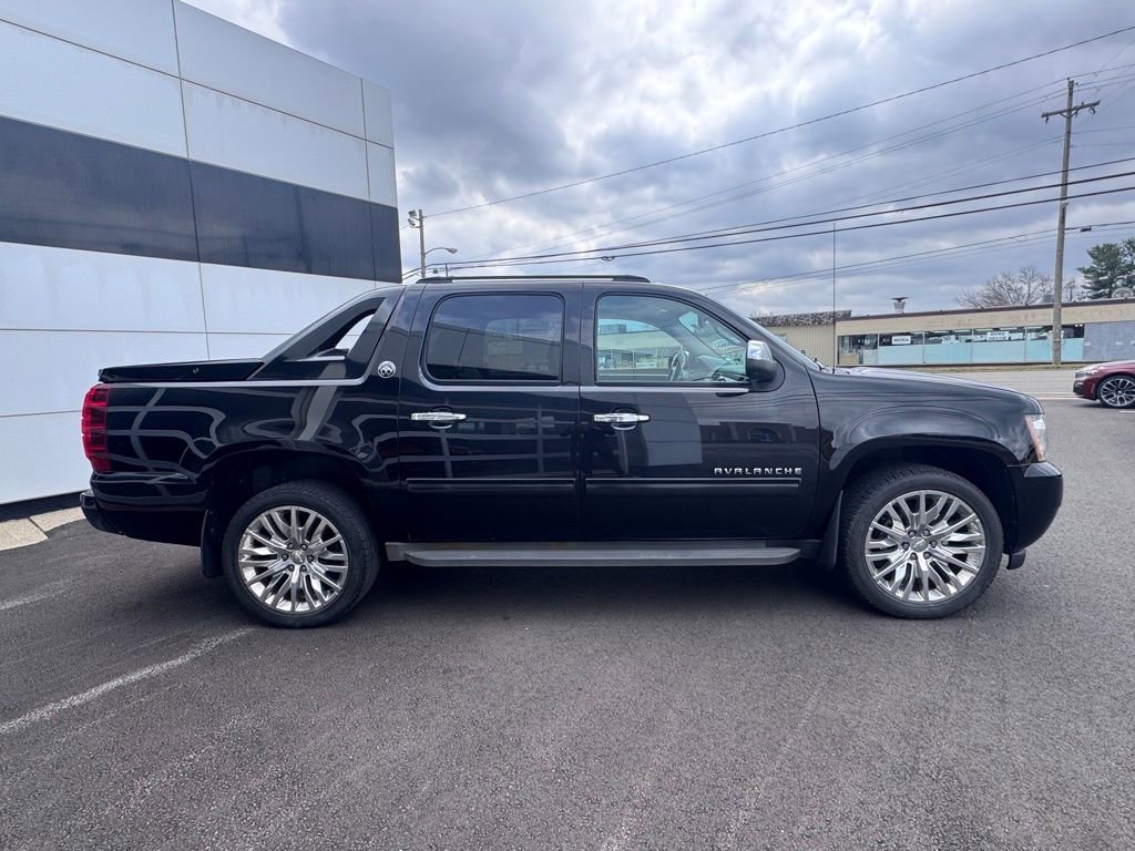 Used 2013 Chevrolet Avalanche LT image 8