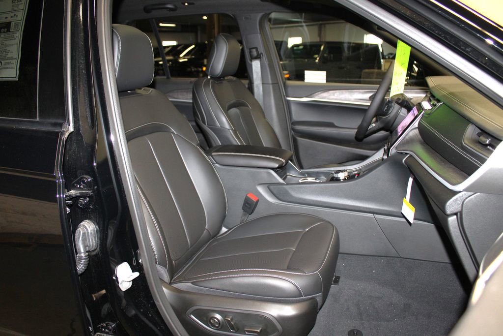 New 2025 Jeep Grand Cherokee Limited w/ Luxury Tech Group II image 31