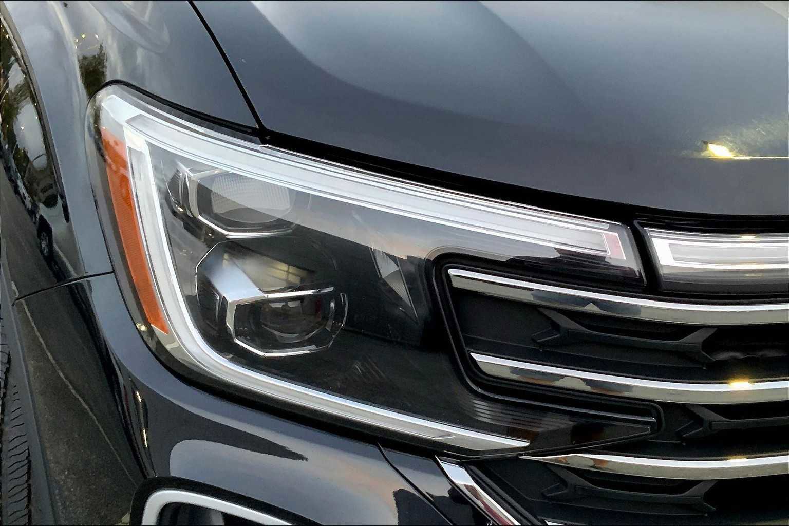 Used 2024 Volkswagen Atlas SE image 25