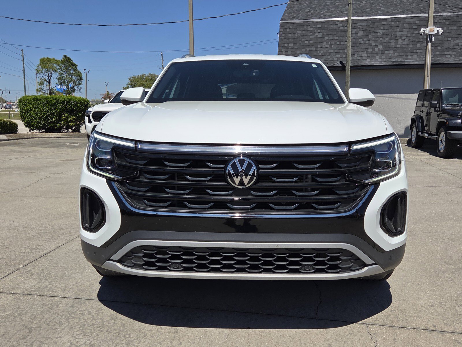 Used 2024 Volkswagen Atlas Cross Sport SE FWD image 2