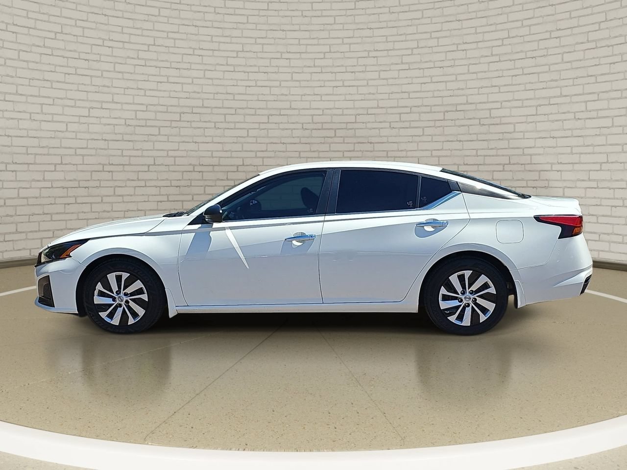 Used 2024 Nissan Altima 2.5 S FWD image 8