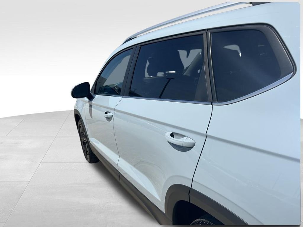 Certified 2025 Volkswagen Taos SE w/ Panoramic Sunroof Package FWD image 28
