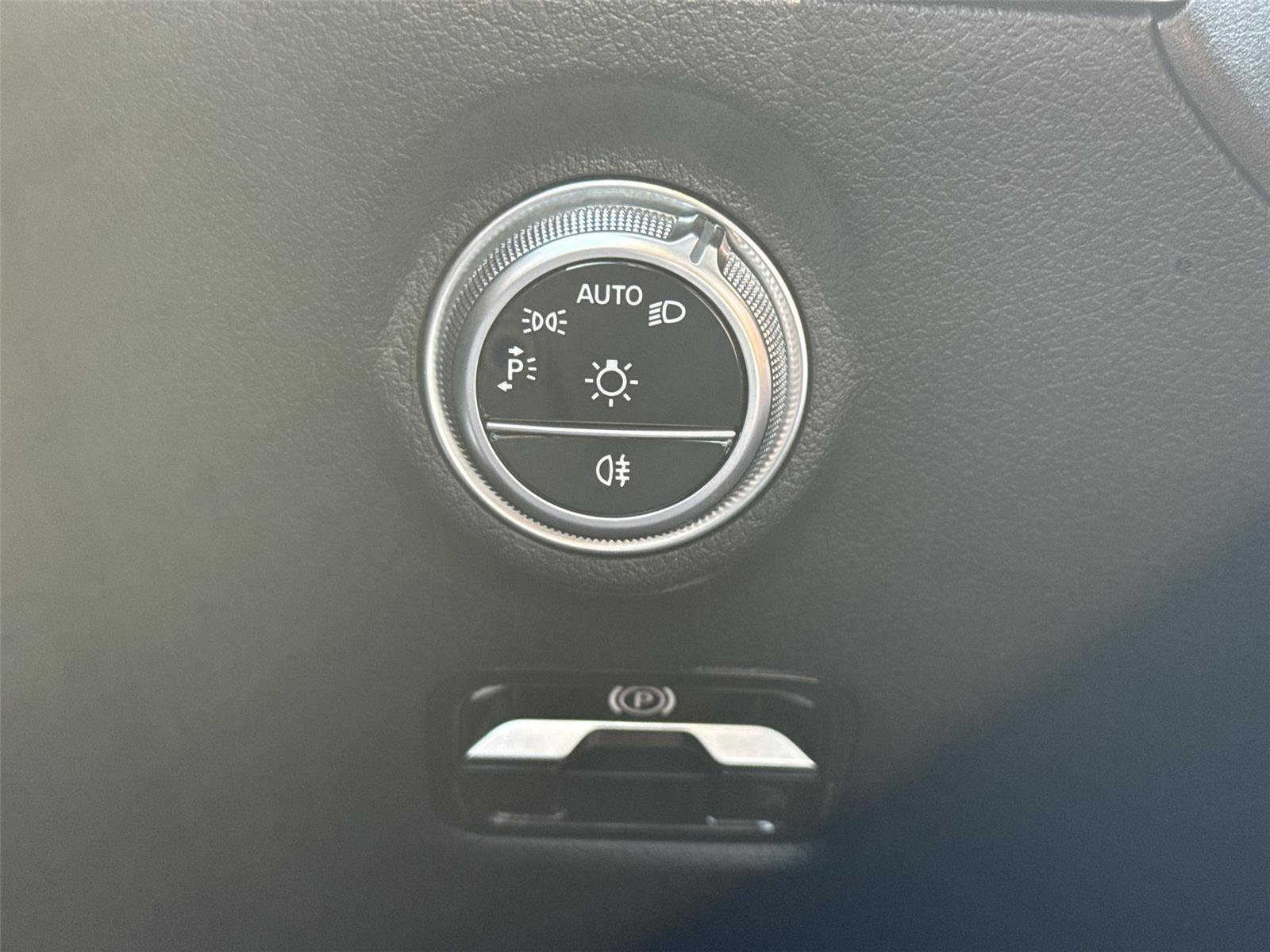 Used 2025 Mercedes-Benz C 300 4MATIC Sedan image 33