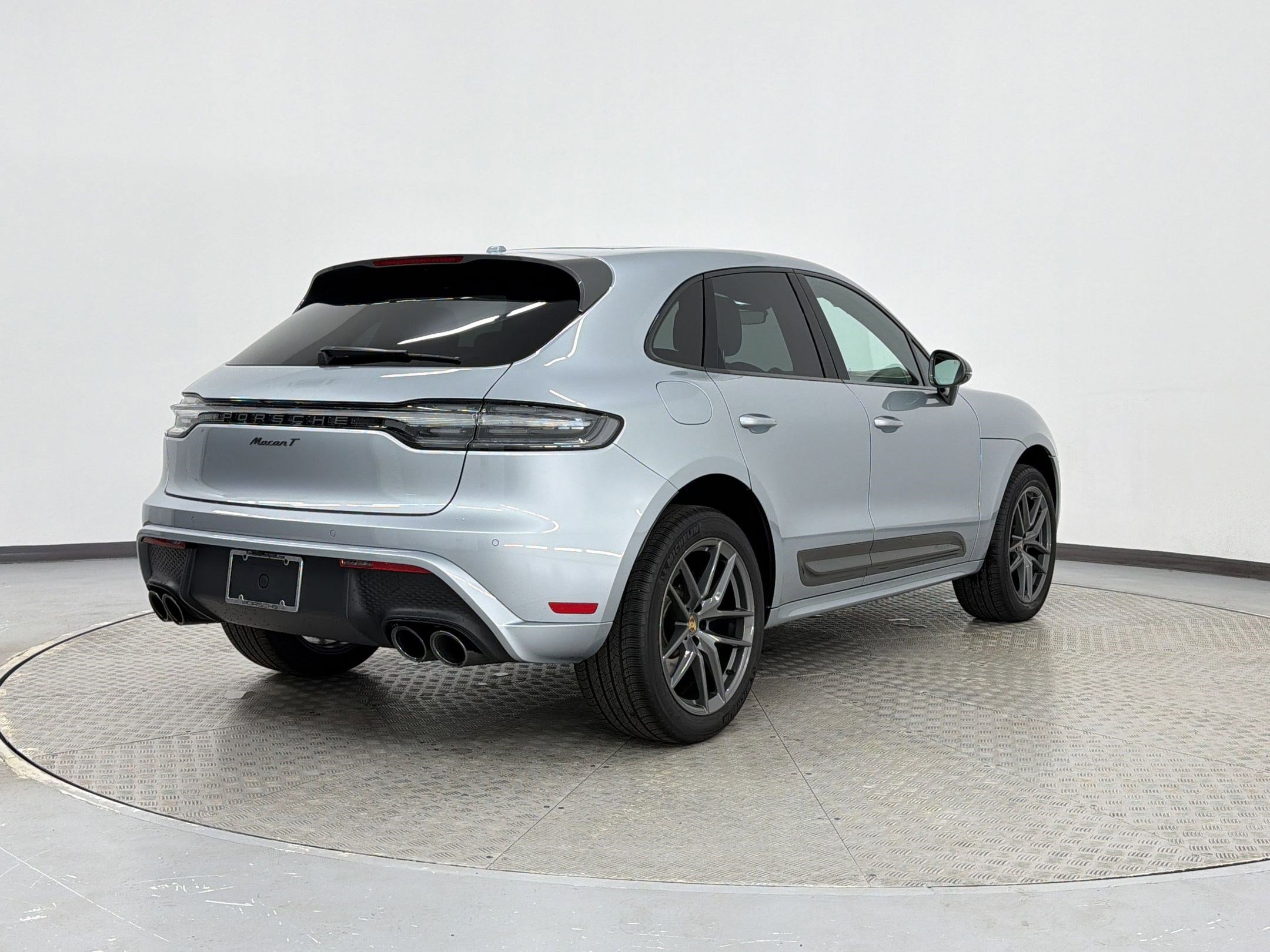 Used 2025 Porsche Macan AWD/4WD image 9