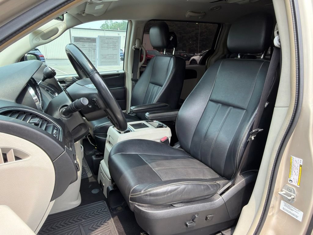 Used 2013 Chrysler Town & Country Touring FWD image 17
