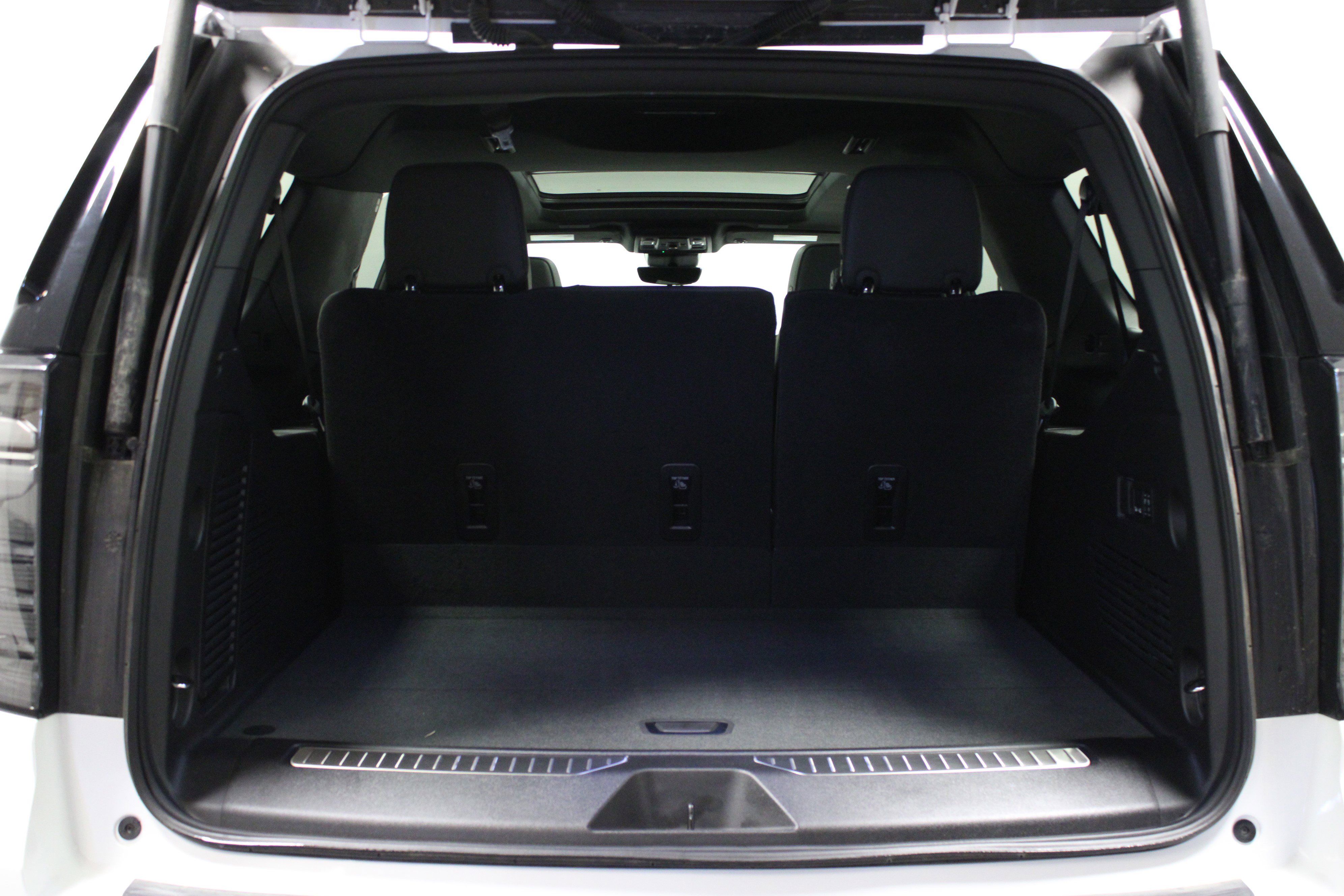 Used 2025 Chevrolet Suburban High Country image 15