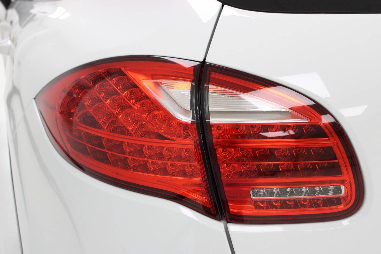Used 2014 Porsche Cayenne Platinum Edition AWD/4WD image 11