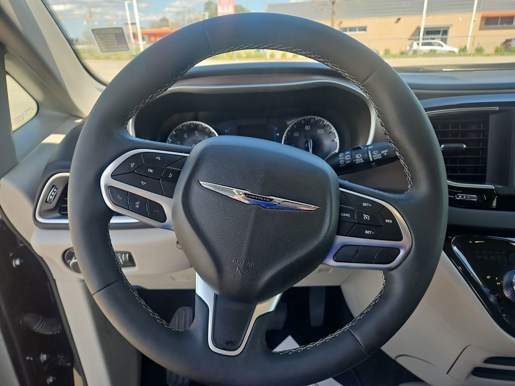Used 2024 Chrysler Voyager LX image 18
