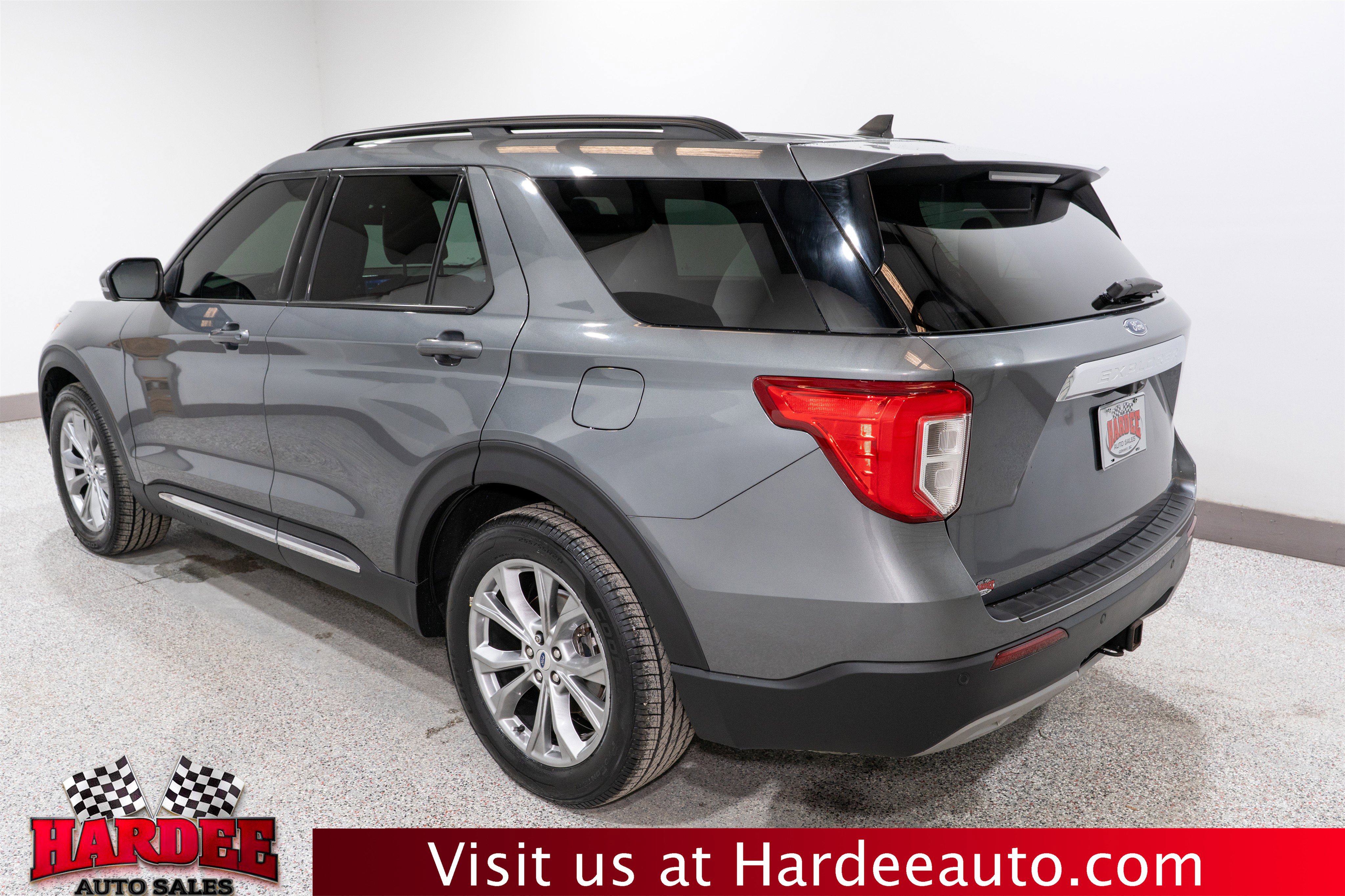 Used 2022 Ford Explorer XLT w/ Equipment Group 202A image 3