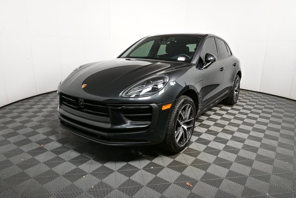 Certified 2025 Porsche Macan image 1