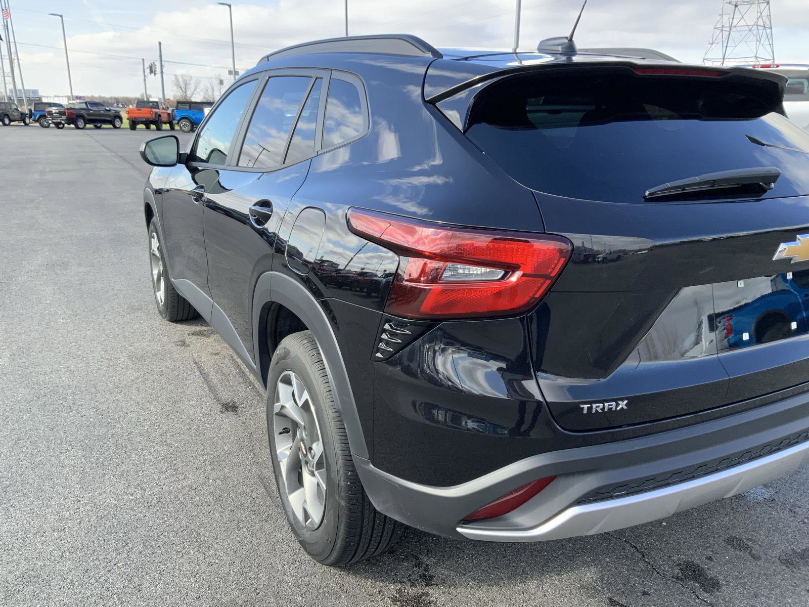 Used 2025 Chevrolet Trax LT FWD image 14