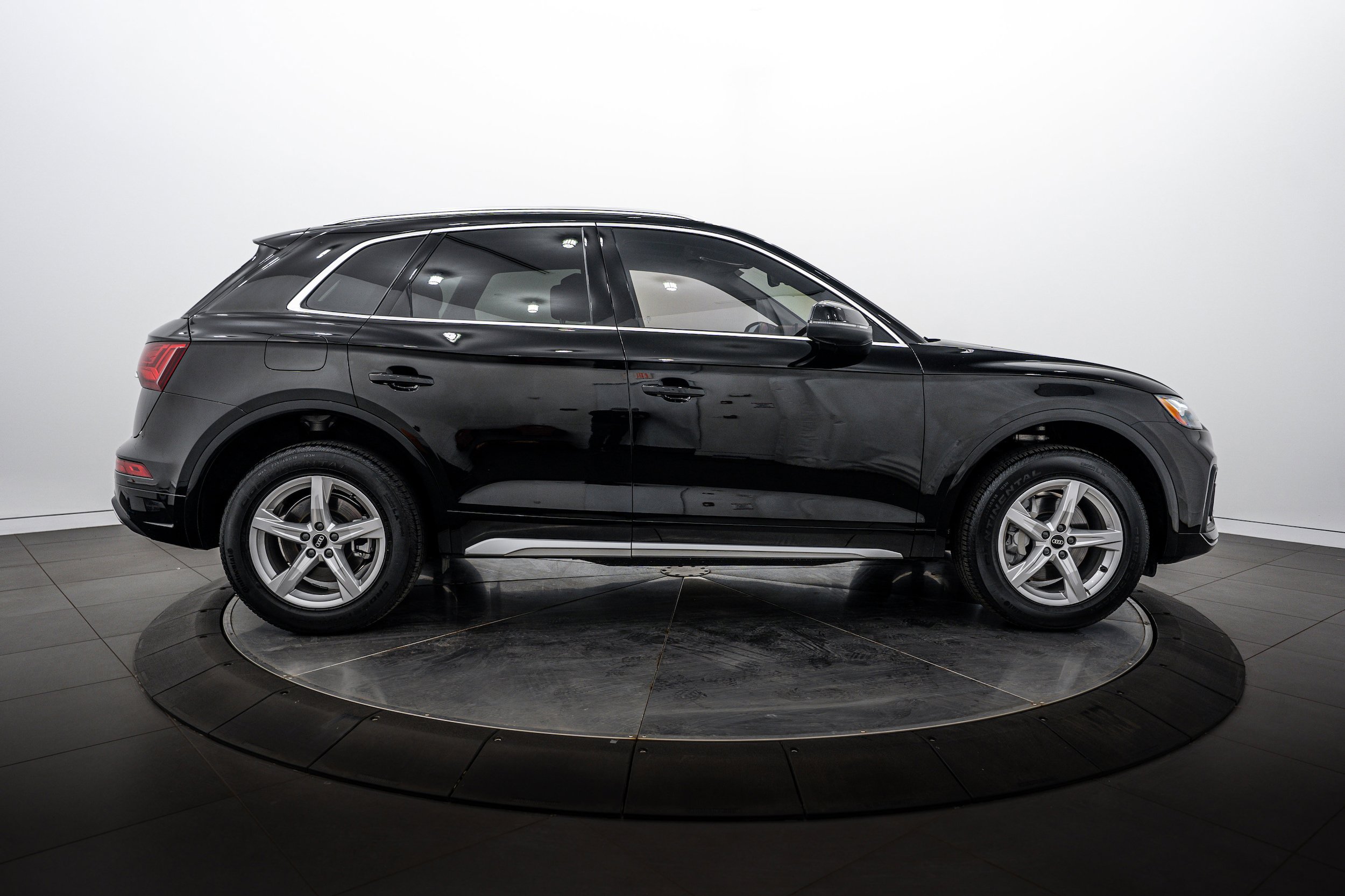 Certified 2023 Audi Q5 Premium w/ Convenience Package AWD/4WD image 3