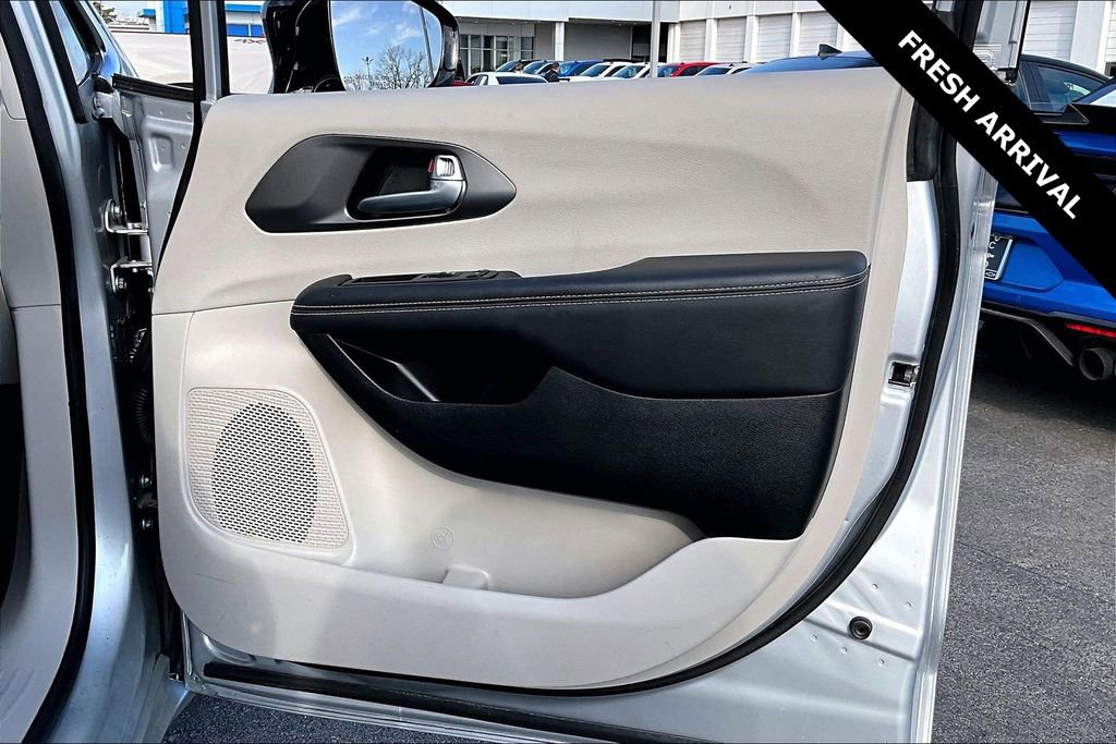 Used 2024 Chrysler Pacifica Touring-L image 27