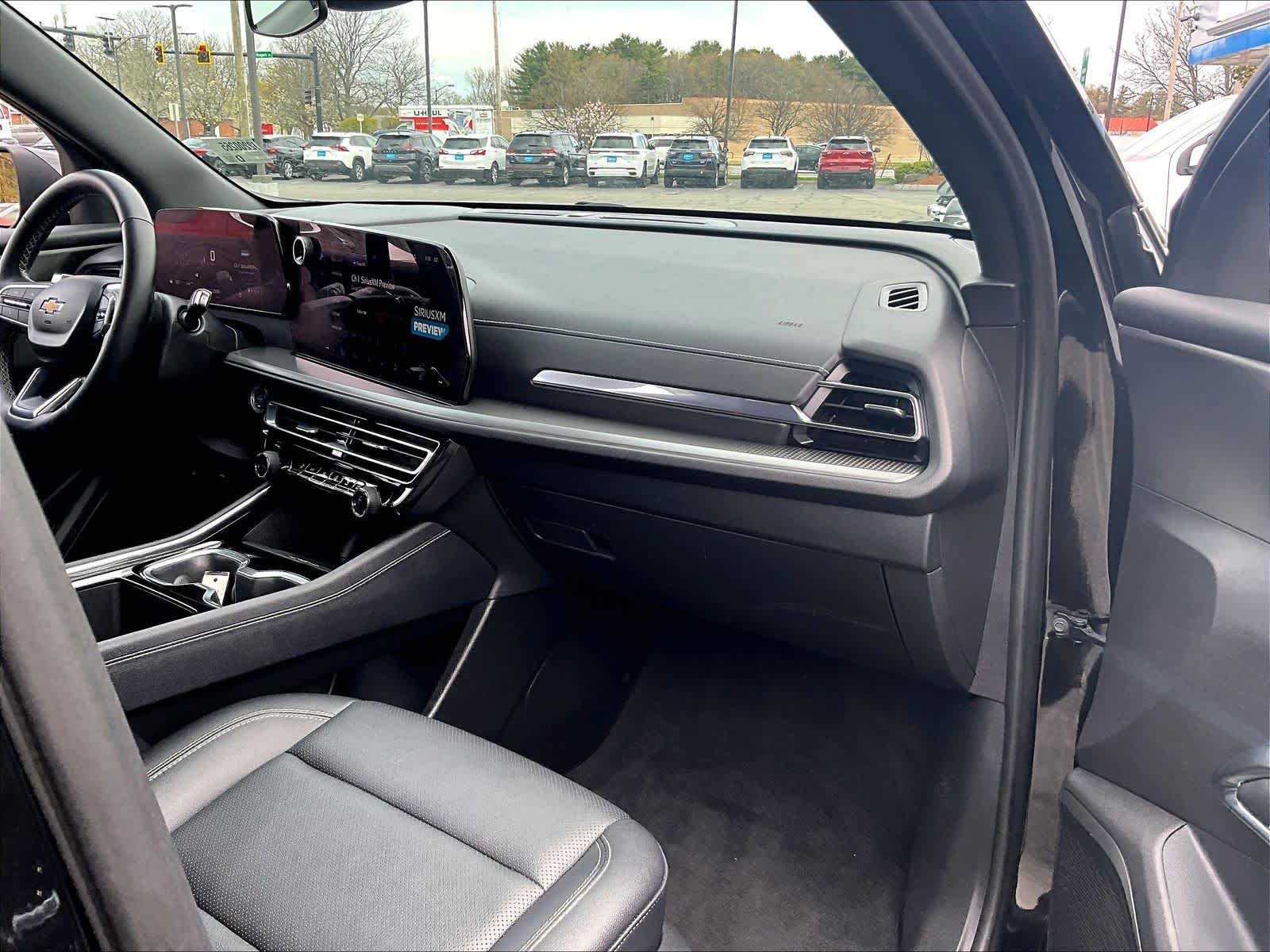 Used 2025 Chevrolet Traverse LT AWD/4WD image 13